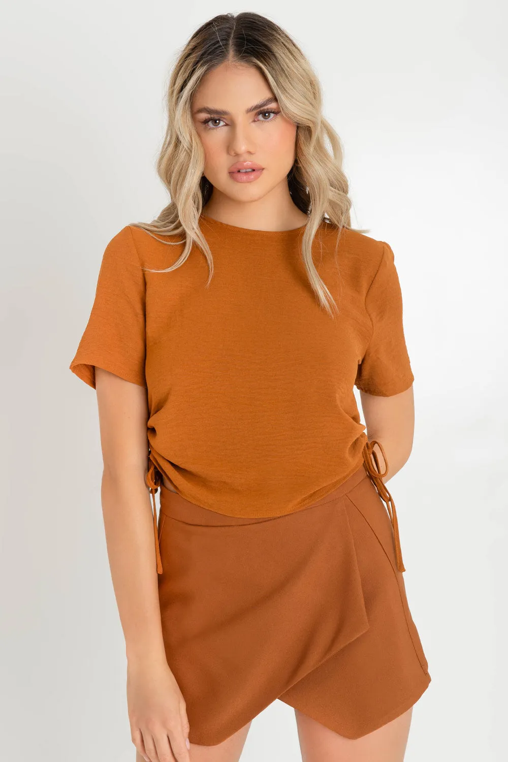 Blusa manga corta fruncido lateral con jaretas