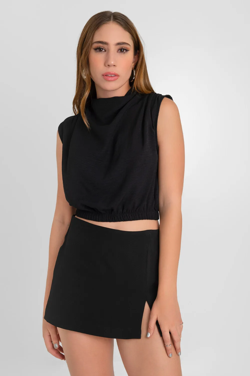 Blusa sin mangas cuello alto plisado
