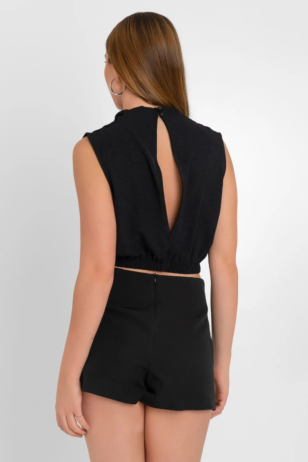 Blusa sin mangas cuello alto plisado