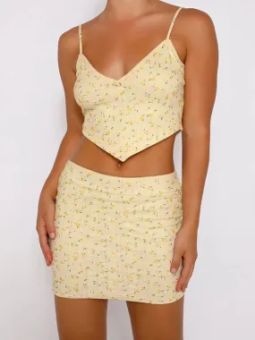 Conjunto de minifalda y top de tirantes con cuello en V y estampado floral de florecitas