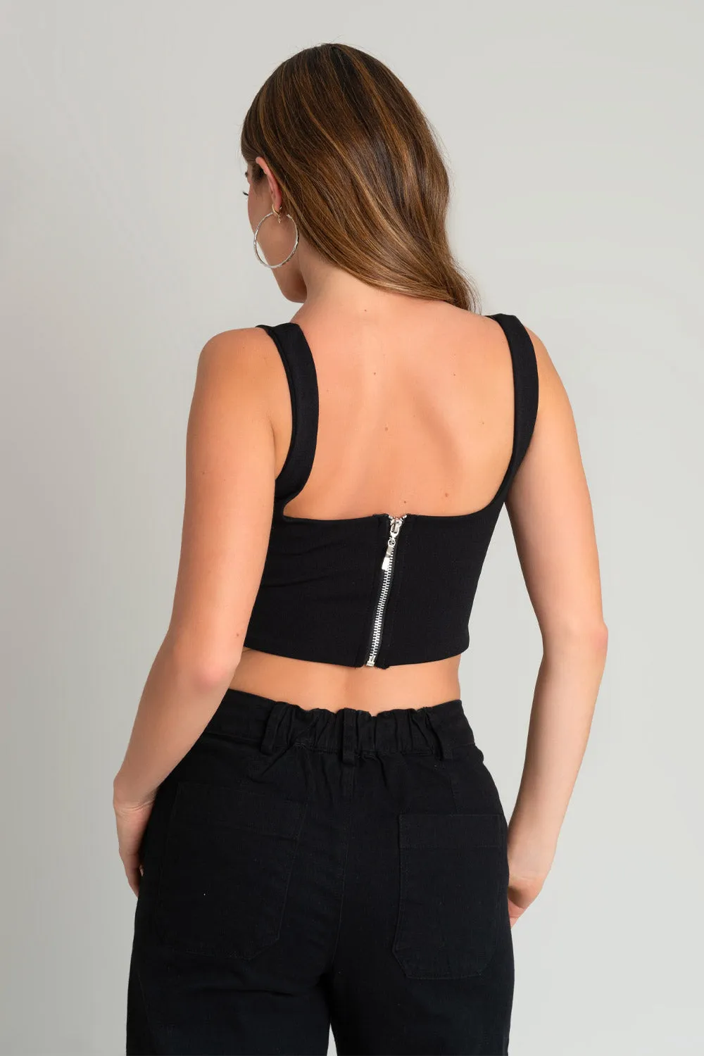 Crop top ajustado de tirantes con cut out