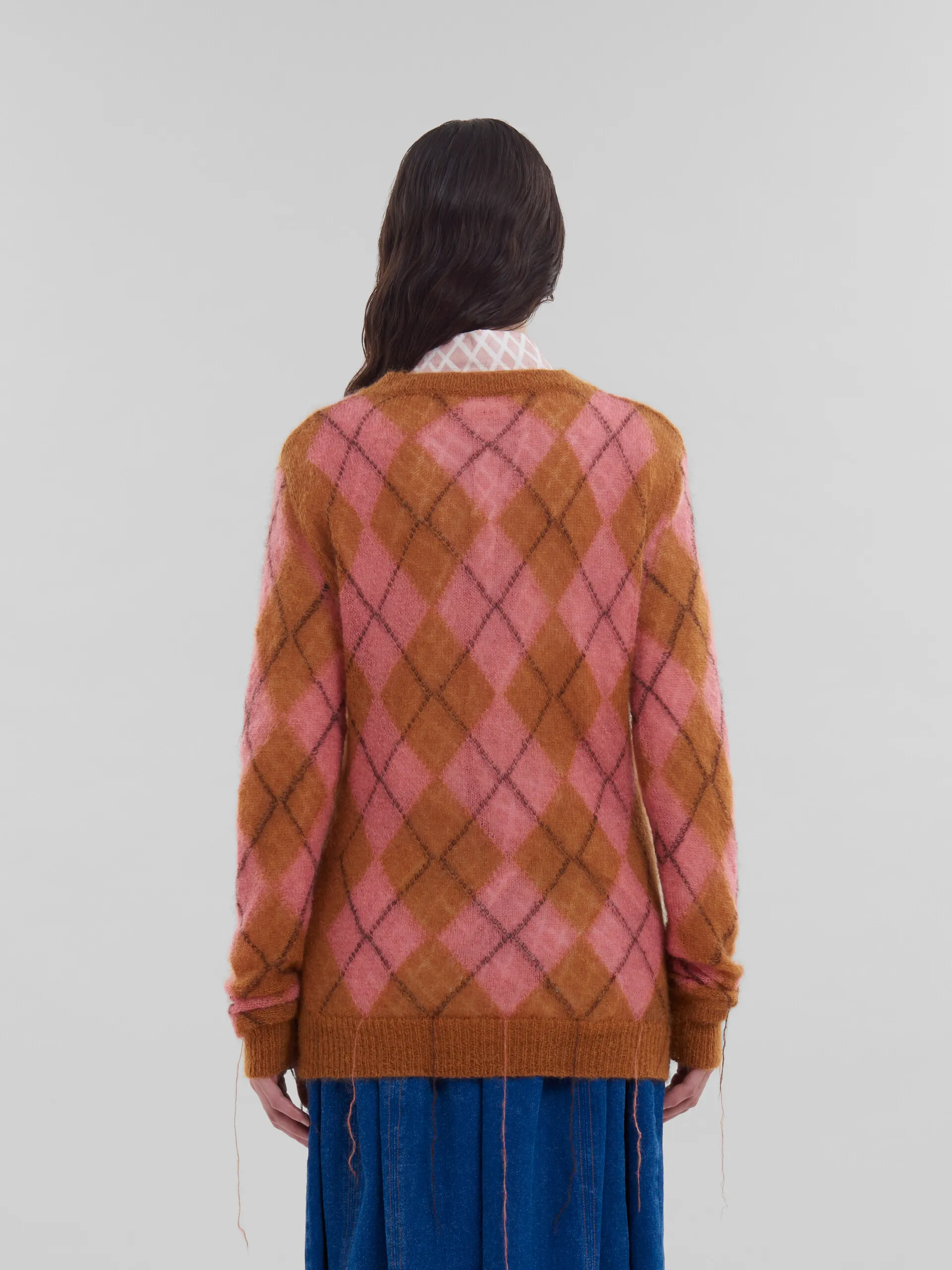 Jersey naranja de mohair con rombos e hilos flotantes