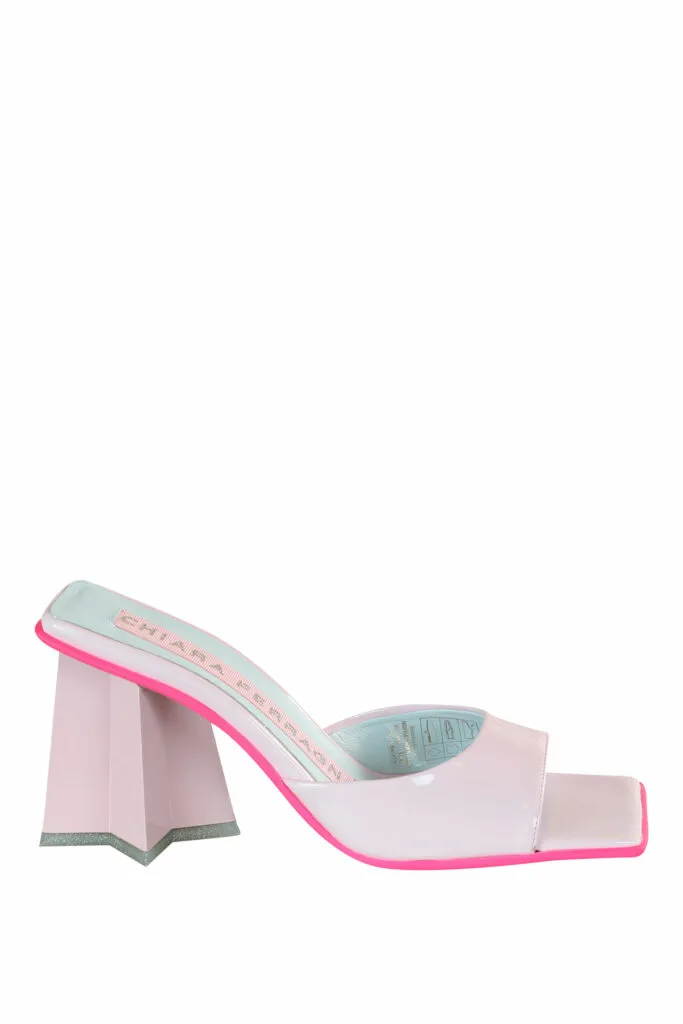 Sandalias de color rosa con tacon de estrella y suela de purpurina