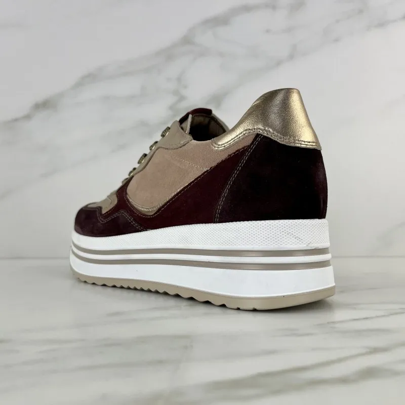 SNEAKER plataforma burdeos taupe